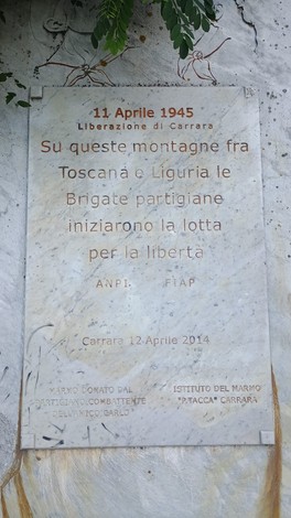 Stele commemorativa dedicata alle Brigate Partigiane, situata a Carrara, in memoria della liberazione del 1945.