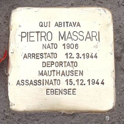 Pietra d'inciampo dedicata a Pietro Massari, commemorativa della sua deportazione e assassinato a Mauthausen.