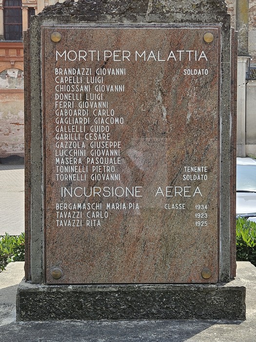 Monumento ai Caduti di Castelnuovo Bocca d'Adda, commemorazione con nomi incisi su una stele di pietra.