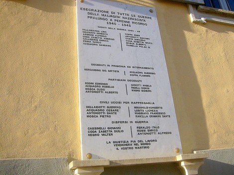 Lapide commemorativa ai caduti di Pralungo, dedicata alla memoria dei militari e civili persi durante la guerra.