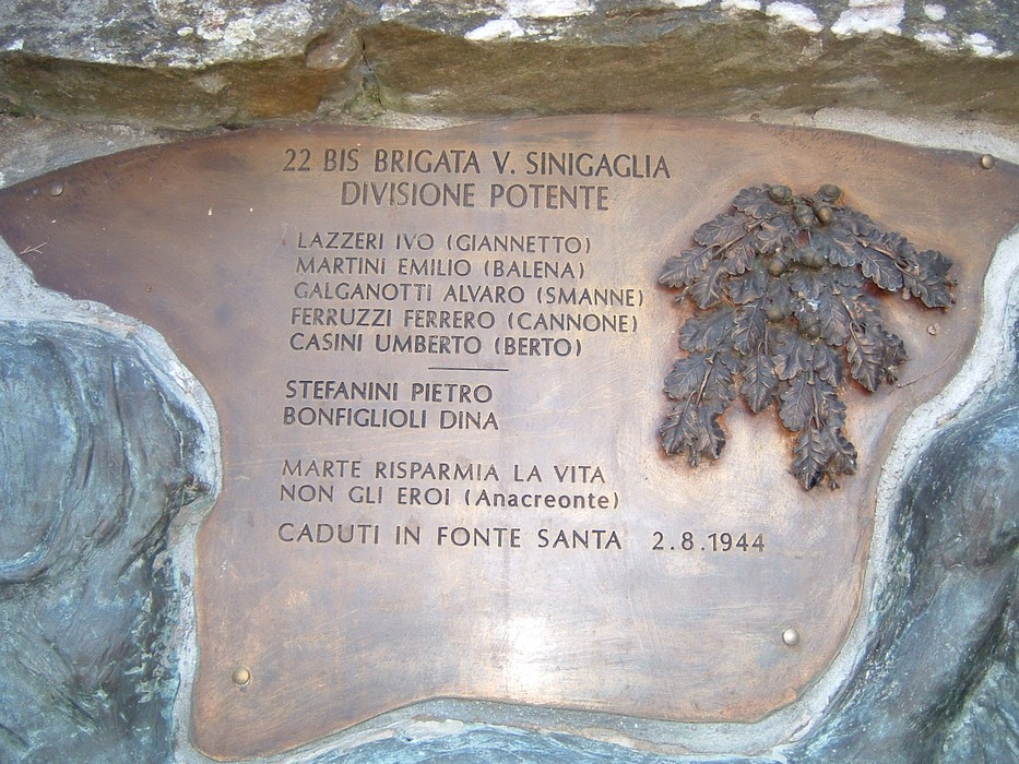 Monumento in memoria dei caduti della 22ª Brigata V. Sinigaglia, con una placca commemorativa e foglia di quercia.