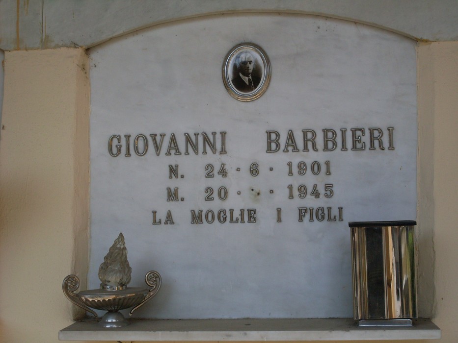 Sacrario dei caduti di Pieve Modolena, in memoria dei soldati e dei cittadini, con lapidi commemorative.