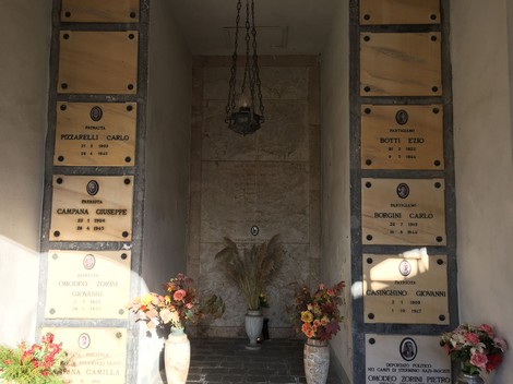 Cappella dedicata ai partigiani di Cilavegna, con targhe commemorative e decorazioni floreali.