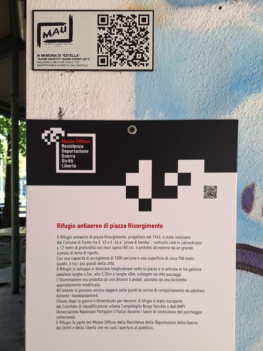 Murale colorato a Noce, con elementi artistici e informative storiche della zona.