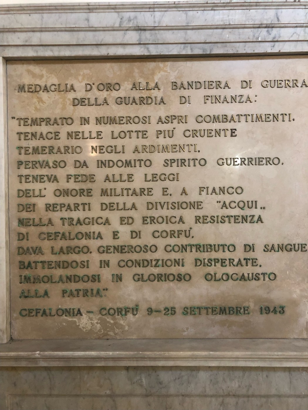 Lapide commemorativa dedicata alla bandiera di guerra della Guardia di Finanza.