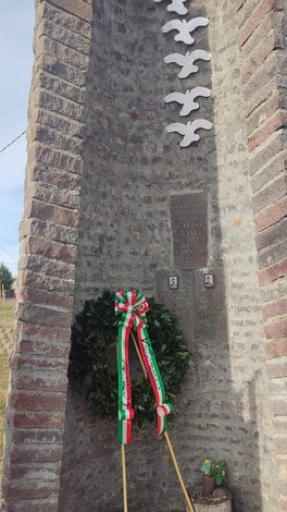 Monumento ai deportati di Ca' Bortolani, caratterizzato da una decorazione in pietra e simboli di pace.