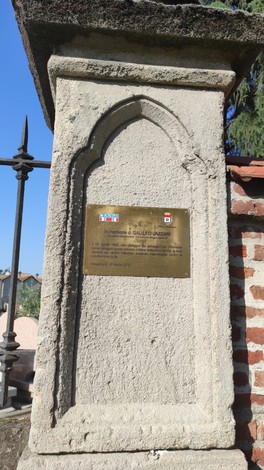 Targa commemorativa dedicata a Galileo Lazzari, situata in un contesto storico e culturale.