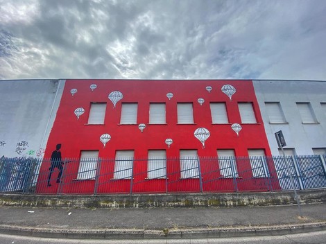 Murale urbano che simboleggia la partecipazione, con figure che sembrano interagire nell'ambiente circostante.