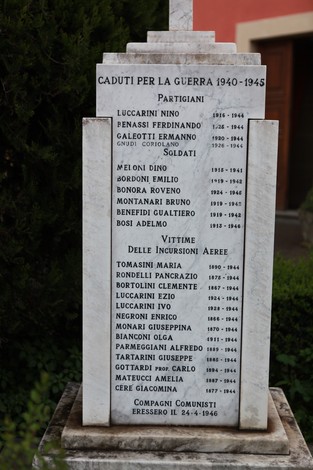 Monumento commemorativo ai caduti della Seconda Guerra Mondiale, con nomi incisi di partigiani e vittime.