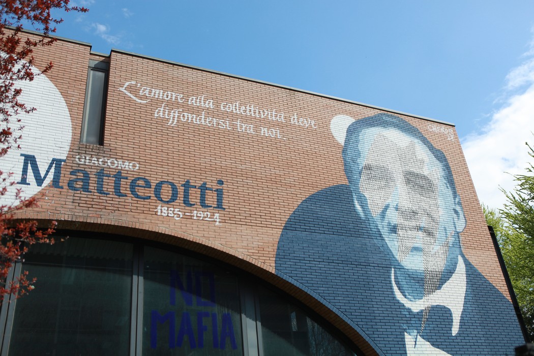 Murale dedicato a Giacomo Matteotti, raffigurante il suo volto e un messaggio di speranza.