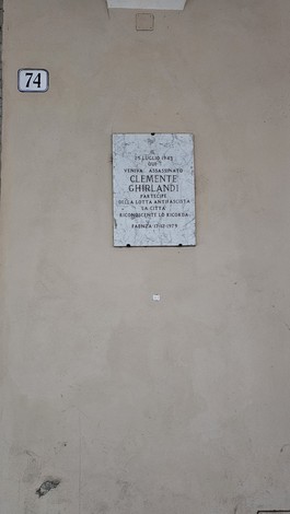 Lapide commemorativa dedicata a Clemente Ghirlandi, attivista della lotta antifascista. Situata su una parete.