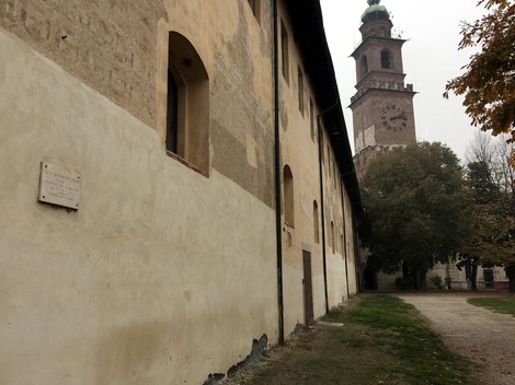 Lapide a Leoni, edificio storico con torre e facciata in stile architettonico classico.