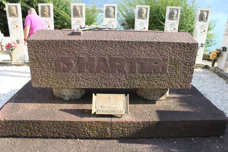 Sacrario dei Tredici Martiri, monumento commemorativo con iscrizioni e immagini dei caduti.