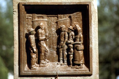 Rilievo del "Monumento a Manetti", che celebra la storia e la cultura locale con figure in bronzo.