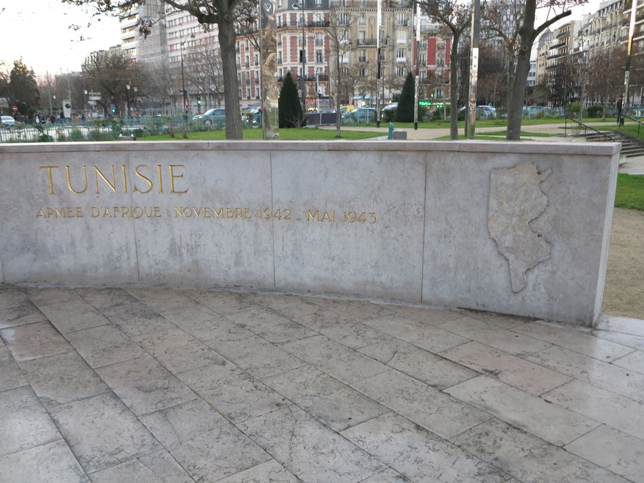 Statua commemorativa dedicata alla Tunisia e alle sue forze armate durante la Seconda Guerra Mondiale.