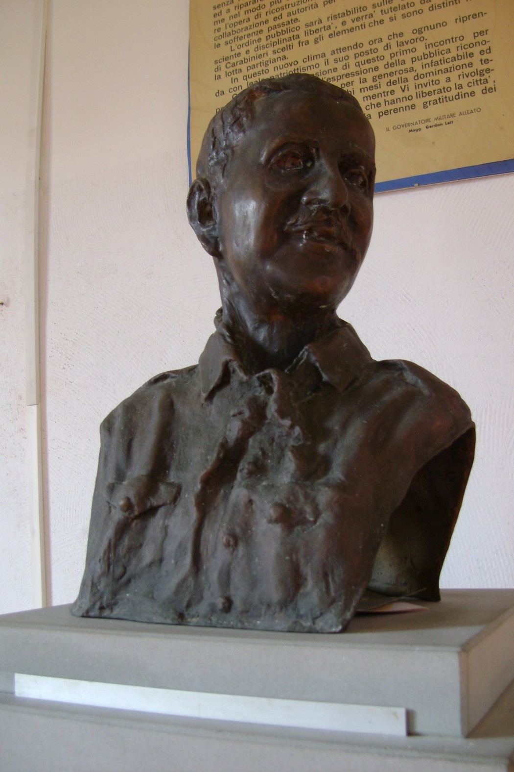 Busto in bronzo di un giovane, raffigurante espressione serena e dettagli curati.