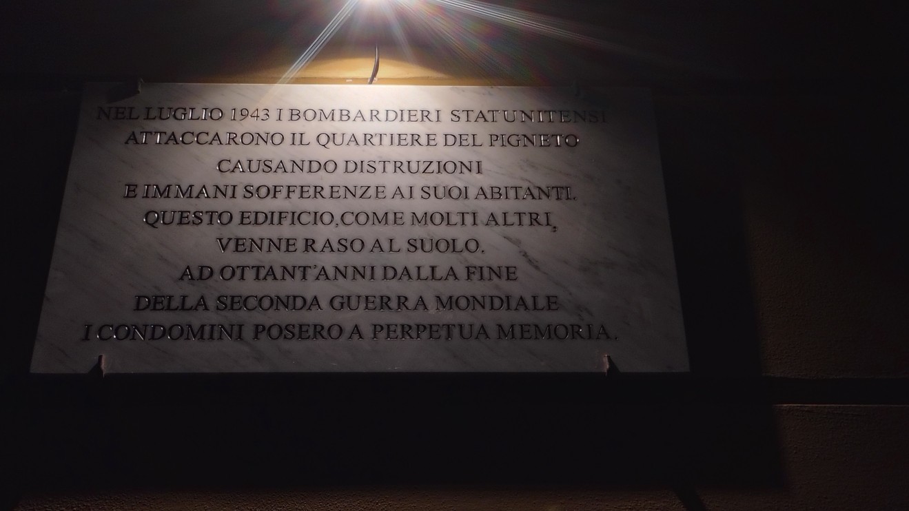 Lapide commemorativa del bombardamento del quartiere Pigneto nel luglio 1943, in ricordo delle vittime.