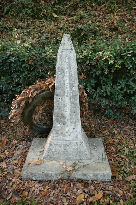 Cippo commemorativo dedicato ai partigiani di Santa Lucia, simbolo di resistenza e libertà.
