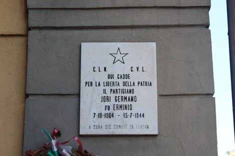 Lapide commemorativa dedicata al partigiano Jori Germano, con dettagli sulla sua vita e il suo sacrificio.