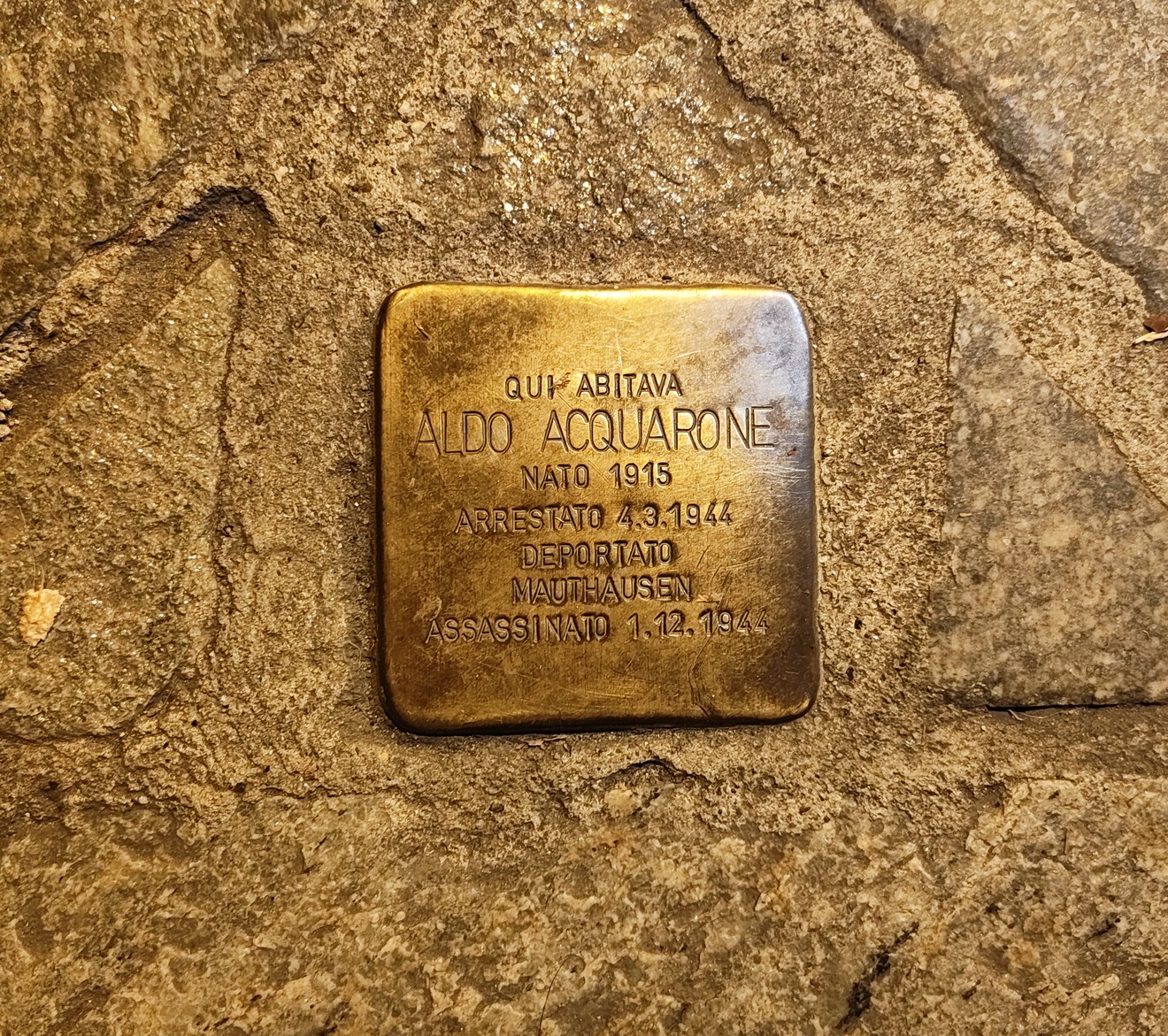 Pietra d'inciampo dedicata ad Aldo Acquarone, con date significative della sua vita e persecuzione.