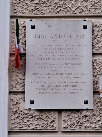 Lapide commemorativa a Luigi Antonellini, dedicata al suo impegno nel sociale e nella cooperazione.