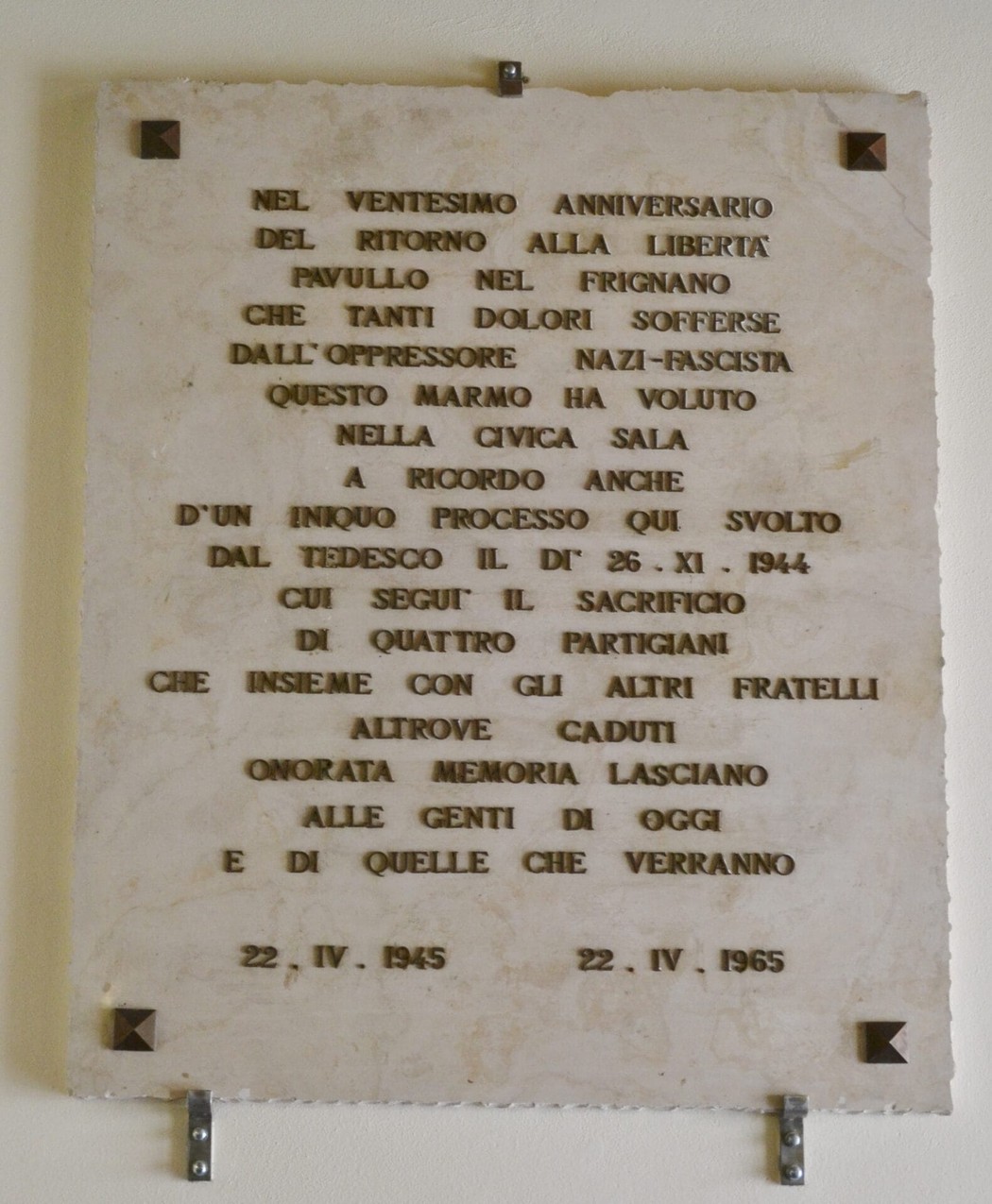 Lastra commemorativa del processo farsa a Pavullo, ricordando i sacrifici dei partigiani e della Resistenza.