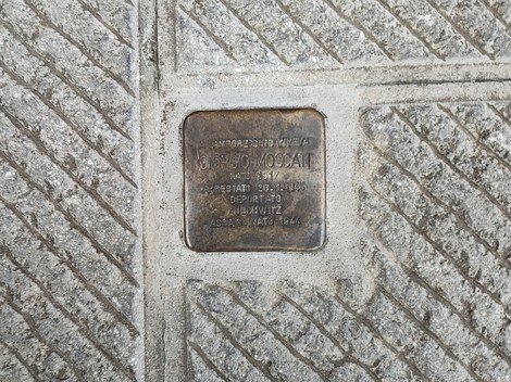 Pietre d'inciampo dedicate ai fratelli Moscati a Trevi, commemorazione di vite perdute.