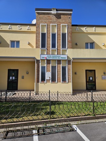 Lapide commemorativa dedicata ai Martiri di Bellombra, situata su un edificio giallo.