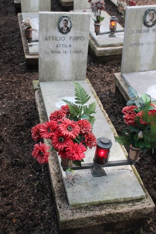 Tombe perpetue dedicate ai caduti per la Libertà, decorate con fiori e candele.