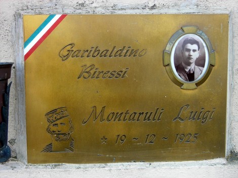 Targa commemorativa in memoria dei martiri di Mottalciata con immagini e nomi dedicati ai caduti.