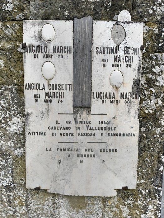 Sepolcri delle vittime dell'eccidio di Vallucciole, commemorazione di tragici eventi storici.