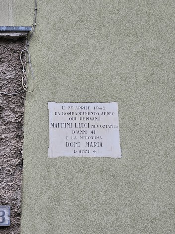 Lapide commemorativa che ricorda le vittime del bombardamento aereo del 22 aprile 1945.
