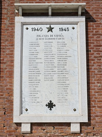 Lapide commemorativa ai Caduti, con nomi iscritti su una superficie di marmo bianco.