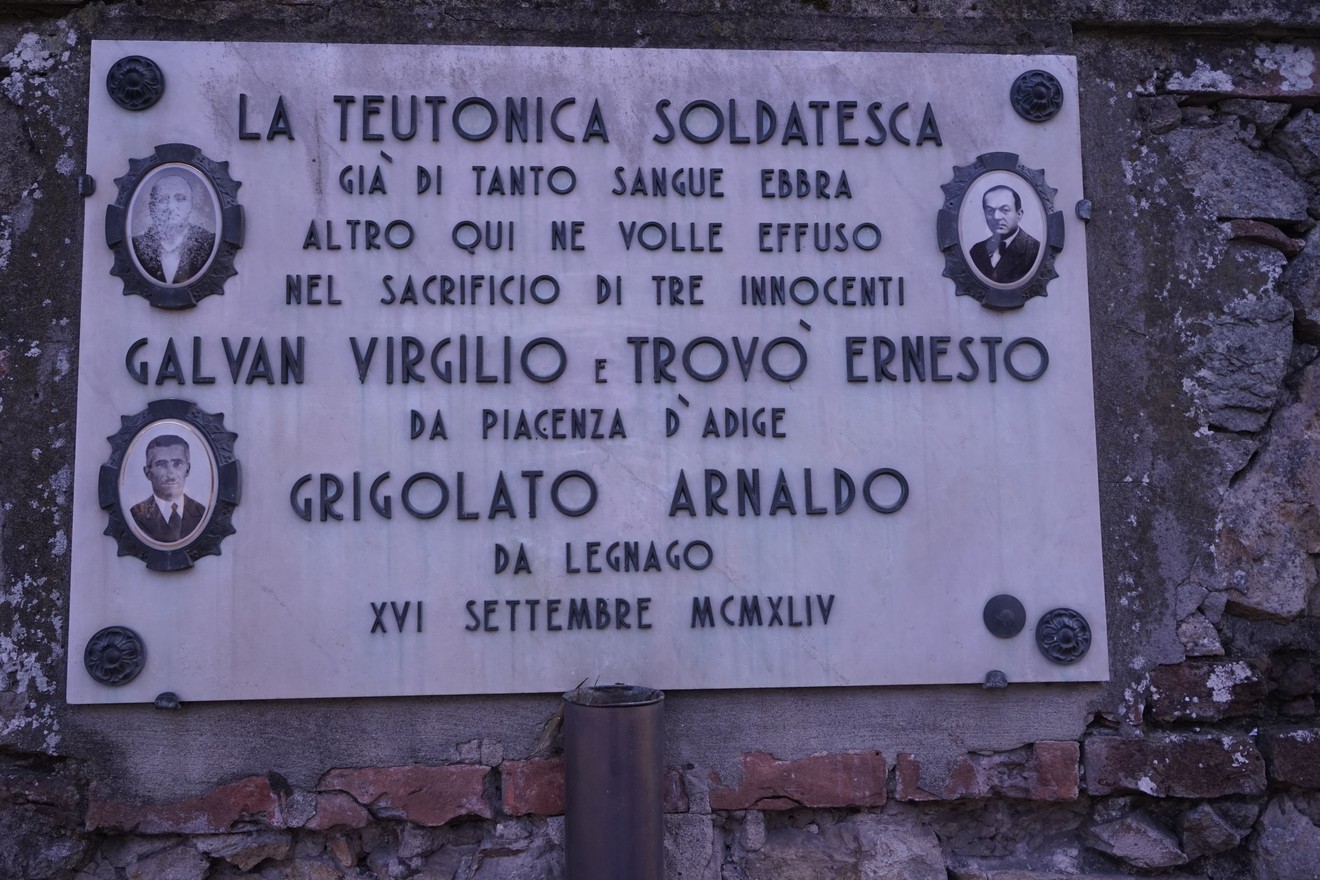 Lapide commemorativa dedicata a Galvan, Trovò e Grigolato, eroi della Resistenza italiana.