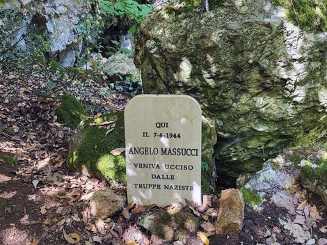 Cippo commemorativo dedicato ad Angelo Massucci, ucciso dalle truppe naziste il 7 giugno 1944.