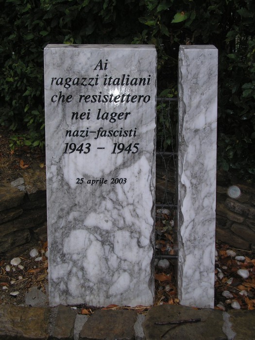 Monumento in marmo dedicato agli italiani internati nei lager nazifascisti dal 1943 al 1945.