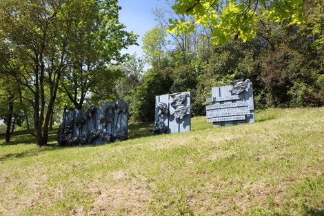 Monumento alle cadute partigiane, incastonato nel verde, celebra il sacrificio e la lotta per la libertà.