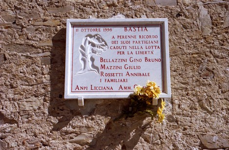 Lapide commemorativa ai caduti partigiani di Bastia, in ricordo della lotta per la libertà.