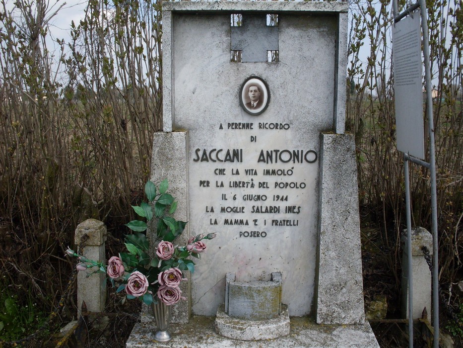 Cippo commemorativo dedicato a Antonio Saccani, caduto per la libertà del popolo nel 1944.