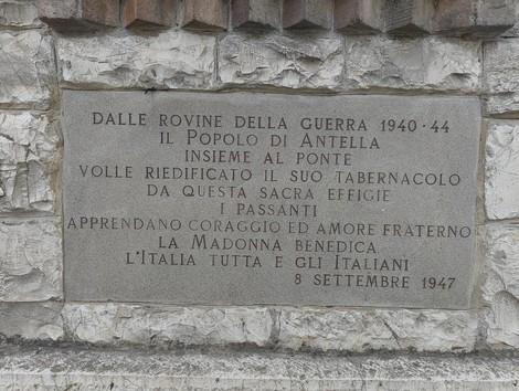 Tabernacolo commemorativo dedicato alla ricostruzione postbellica di Antella, con iscrizioni storiche.
