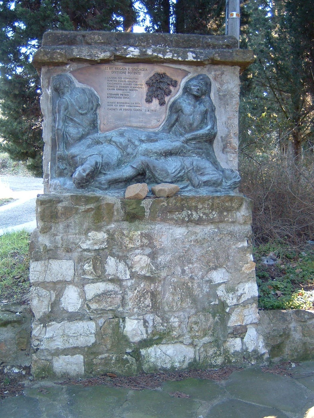 Monumento di Lonchio, commemorazione storica con statua in bronzo e base in pietra.