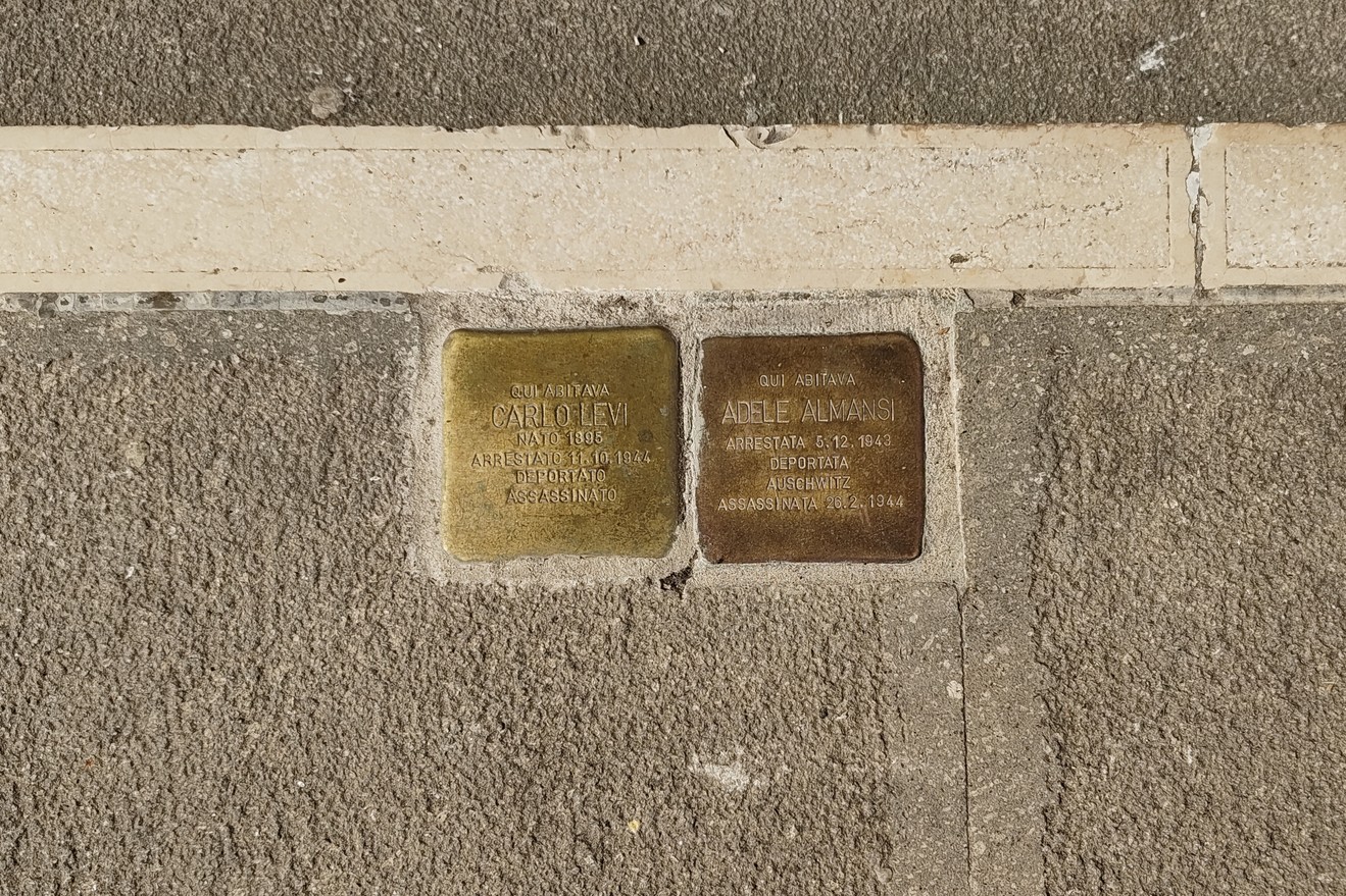 Pietre d'inciampo dedicate a Carlo Levi e Adele Almansi, commemorando le vittime del nazismo.