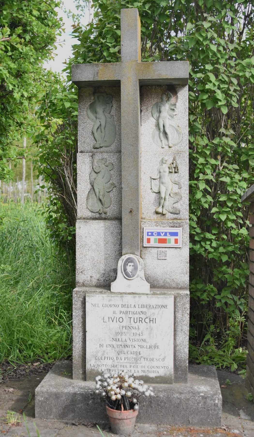 Cippo commemorativo dedicato a Livio Turchi, simbolo di libertà e resistenza.