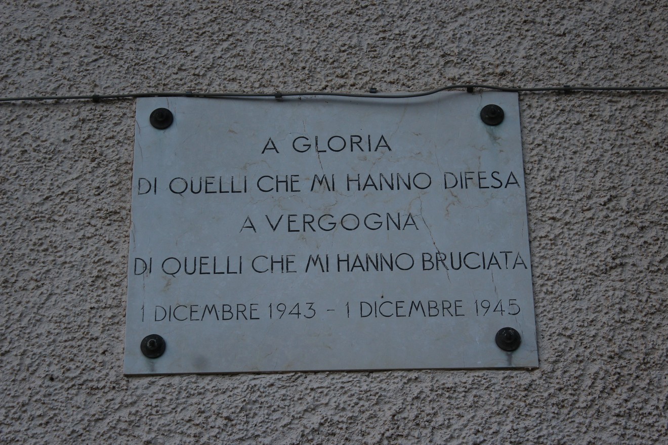 Lapide commemorativa al Roccolo Gasparotto, in memoria di eventi storici significativi.