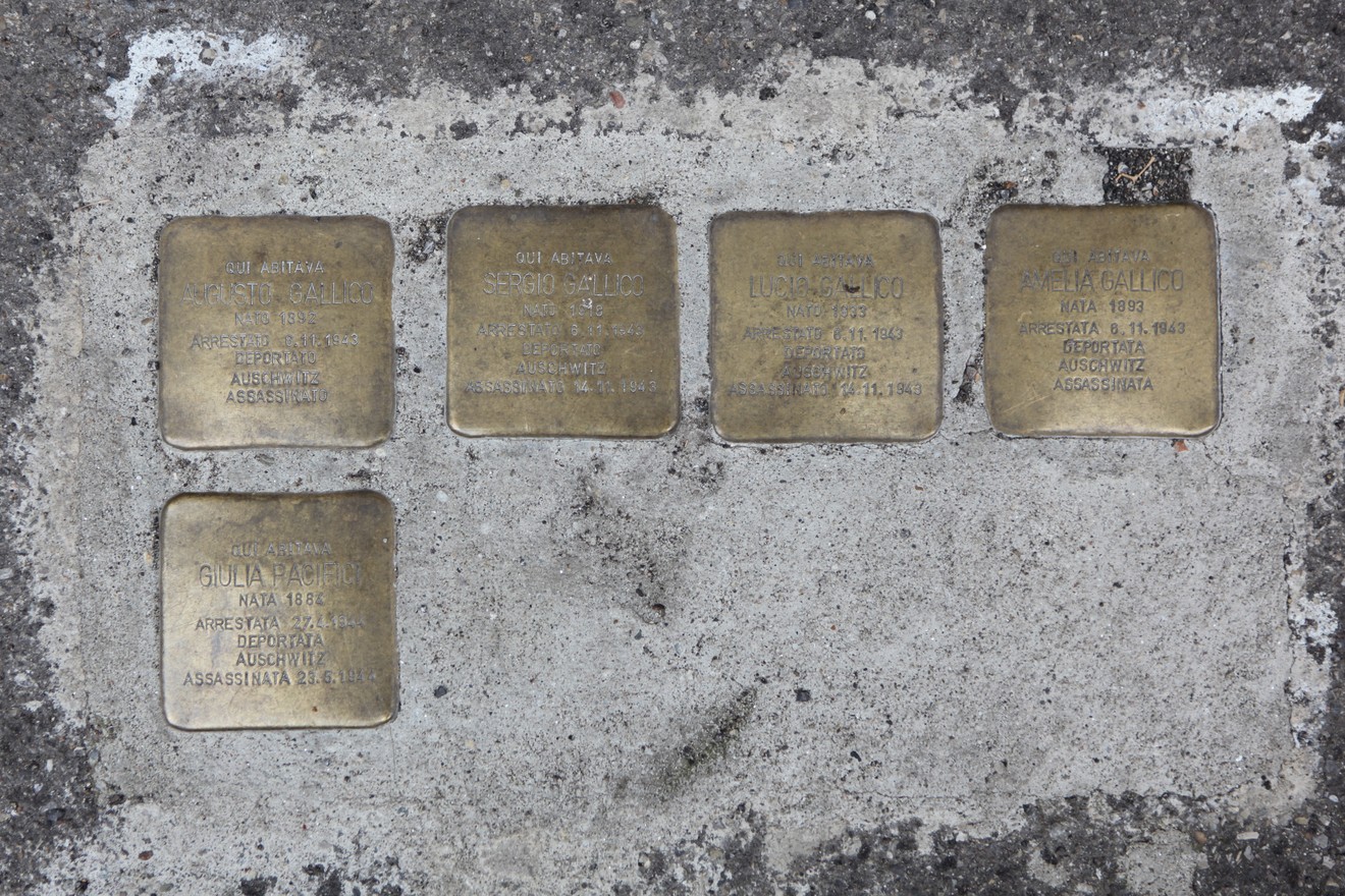 Pietre d'inciampo dedicate a Pacifici e alla famiglia Gallico in memoria delle vittime della persecuzione.