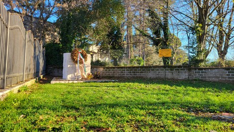 Monumento dedicato alle vittime dei bombardamenti, situato in un verdeggiante spiazzo.