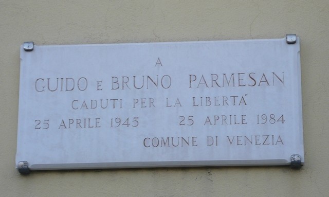 Lapide commemorativa dedicata ai fratelli Parmesan, caduti per la libertà nel 1945, a Venezia.