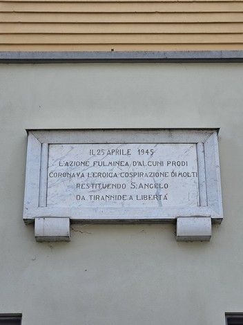 Lapide commemorativa della Liberazione di Sant'Angelo, datata 25 aprile 1945, dedicata a eroici eventi storici.