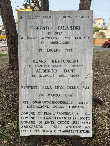 Stele commemorativa dedicata a Palandri, Bertoncini e Dani, in ricordo dei fucilati durante la Seconda Guerra Mondiale.