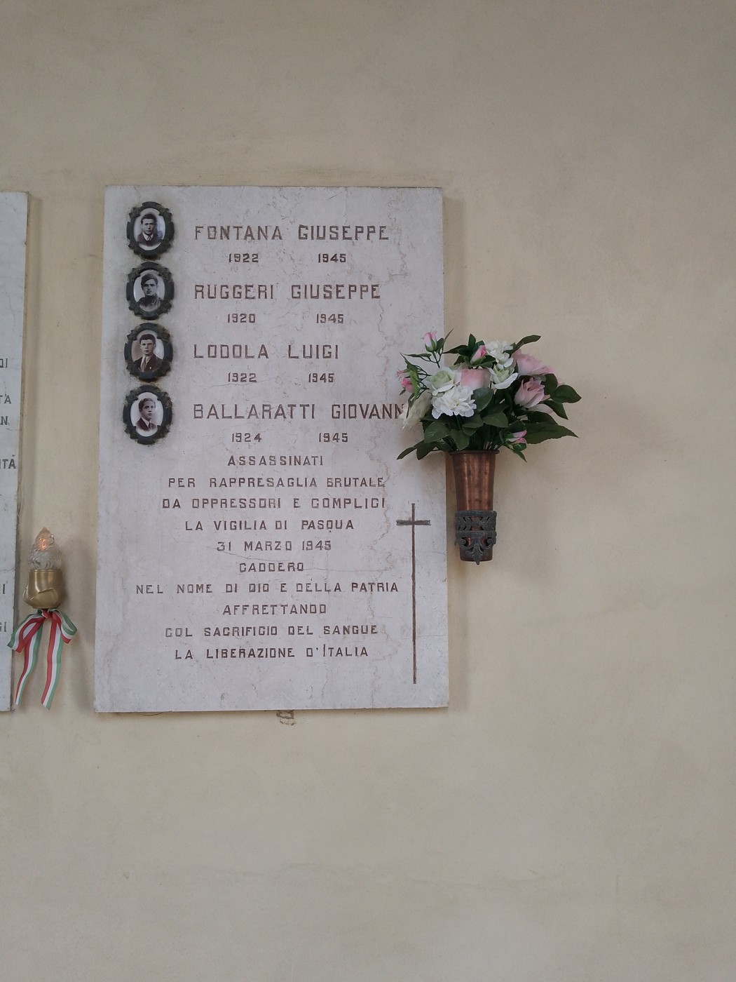 Lapide commemorativa con nomi e date di Fontana, Ruggeri, Lodola e Ballaratti, situata in un contesto storico.